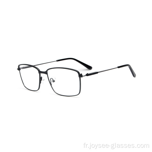 Des lunettes noires masculines de mode masculine